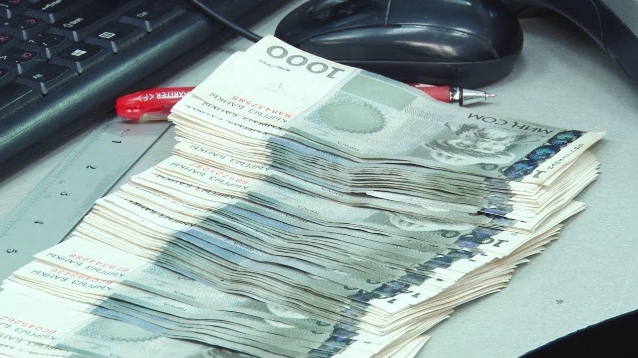 За январь-октябрь зарплата в госуправлении и обороне выросла почти на 49%