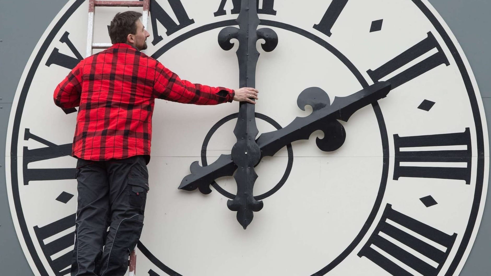 Время назад - в Казахстане хотят жить на час позже Кыргызстана