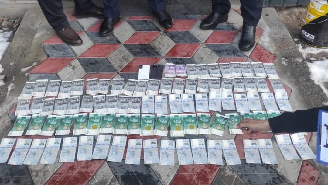 В Ошской области с поличным задержали налоговика - вымогал взятку в 200 тысяч сомов