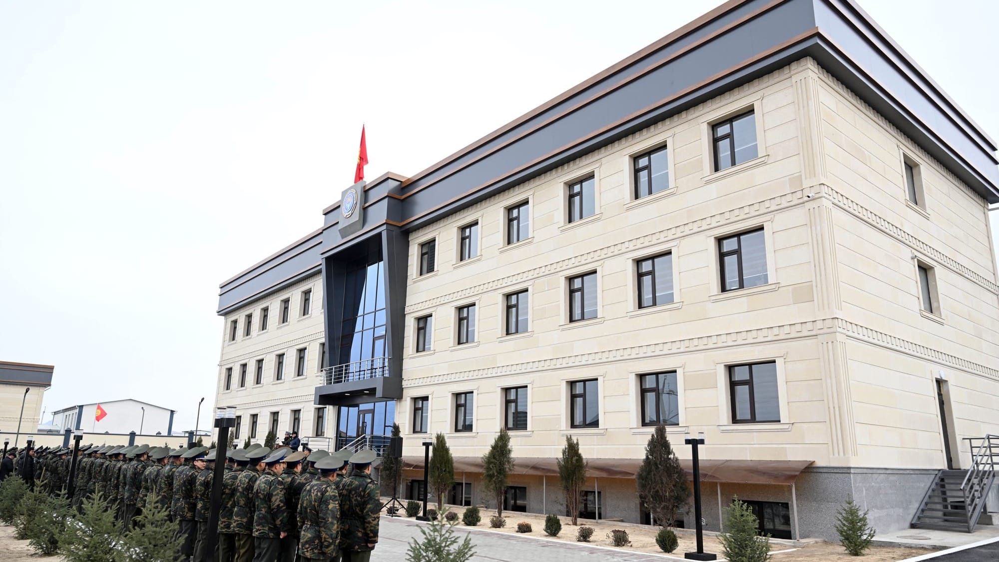 Садыр Жапаров открыл новое здание ГКНБ в Баткенской области