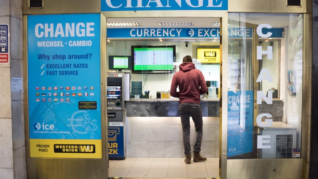 Нацбанк КР оштрафовал гражданина за нелегальный обмен валюты