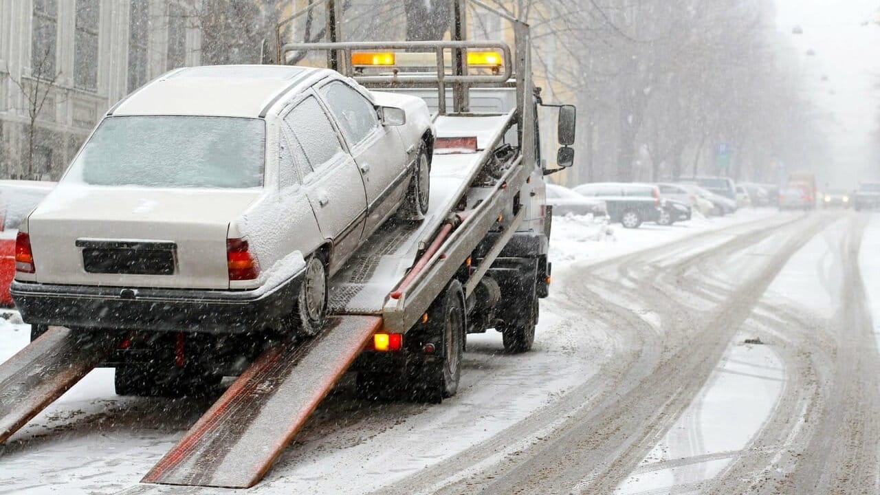 Мэрия закупит десять эвакуаторов для борьбы со стихийной парковкой в Бишкеке