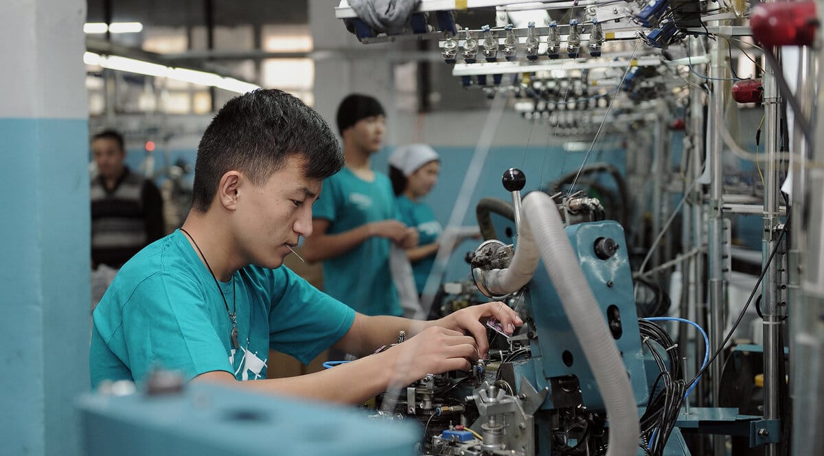 Для 3000 кыргызстанцев в возрасте до 35 лет организуют молодежные стажировки