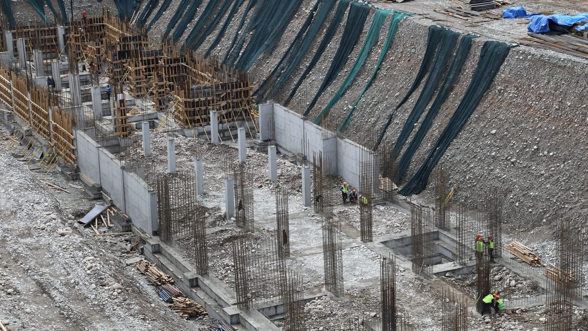 Садыр Жапаров поручил кабмину передать госземли ГИК под застройку