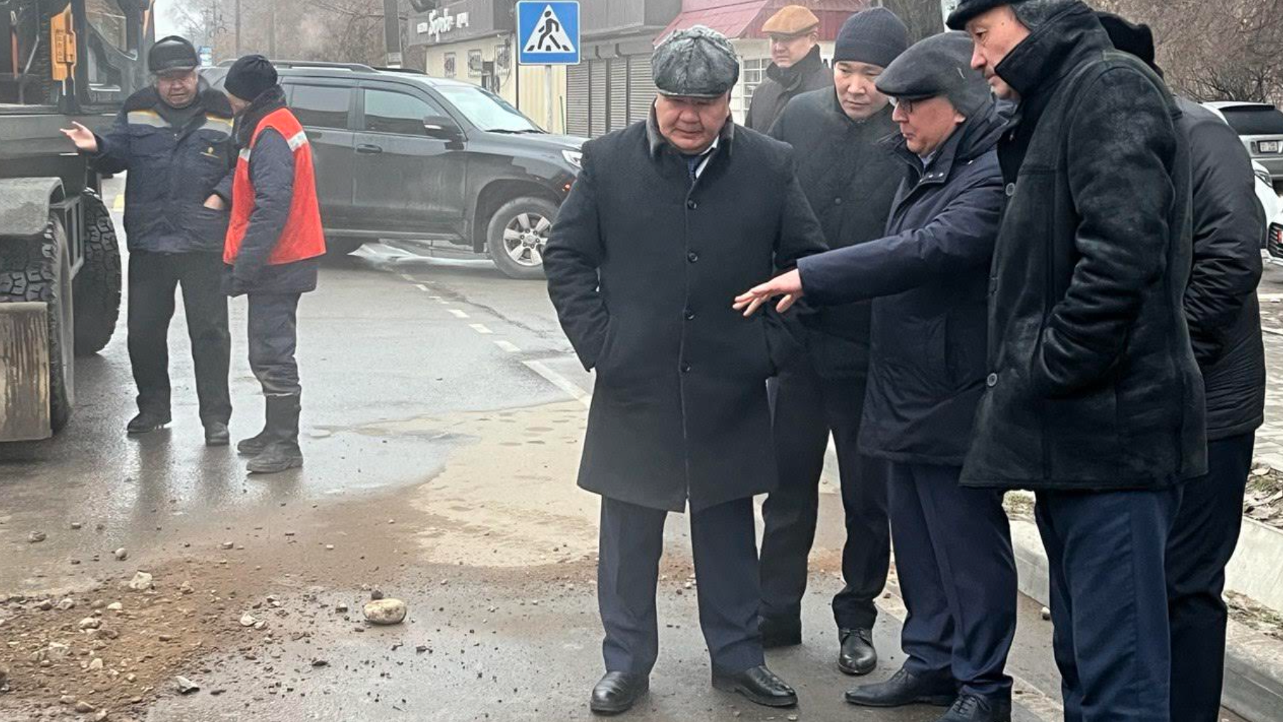 На востоке Бишкека прорвало старый трубопровод – глава Минэнерго взял ситуацию под контроль