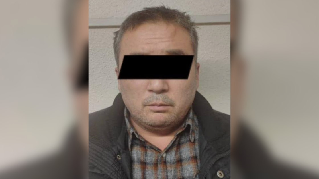 В Бишкеке задержали мужчину – он предлагал обманутым дольщикам открыть фонд имени Камчы Кольбаева