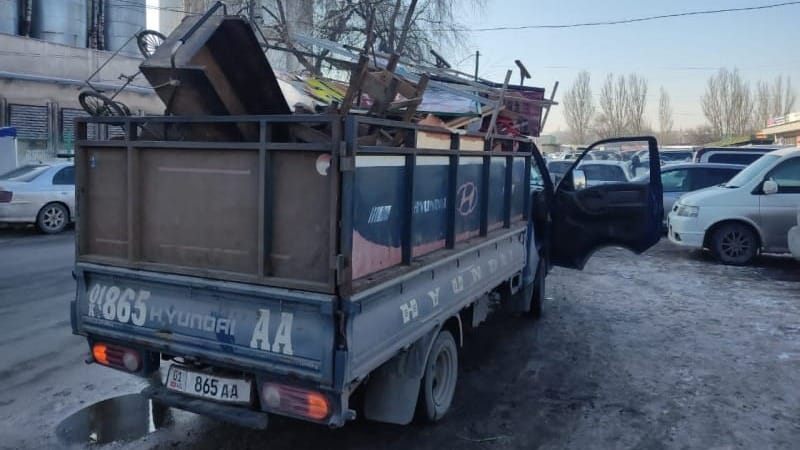 Стихийные торговцы Ошского рынка игнорируют запреты мэрии Бишкека