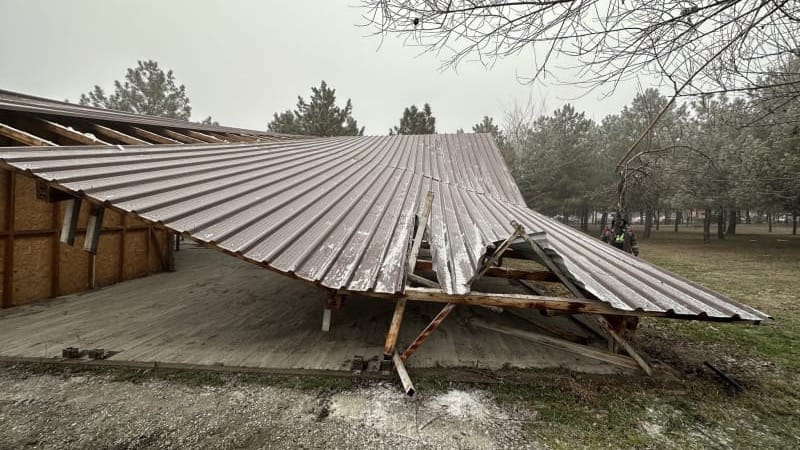 Мэрия Бишкека демонтировала кафетерий на Южной магистрали