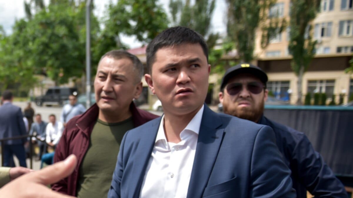 Не хочу, чтобы мой ребенок говорил на мутирующем языке – глава Госстроя о запрете вывесок на иностранных языках