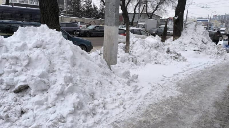 Мэрия Бишкека оштрафовала два рынка и два кафе за неубранный снег