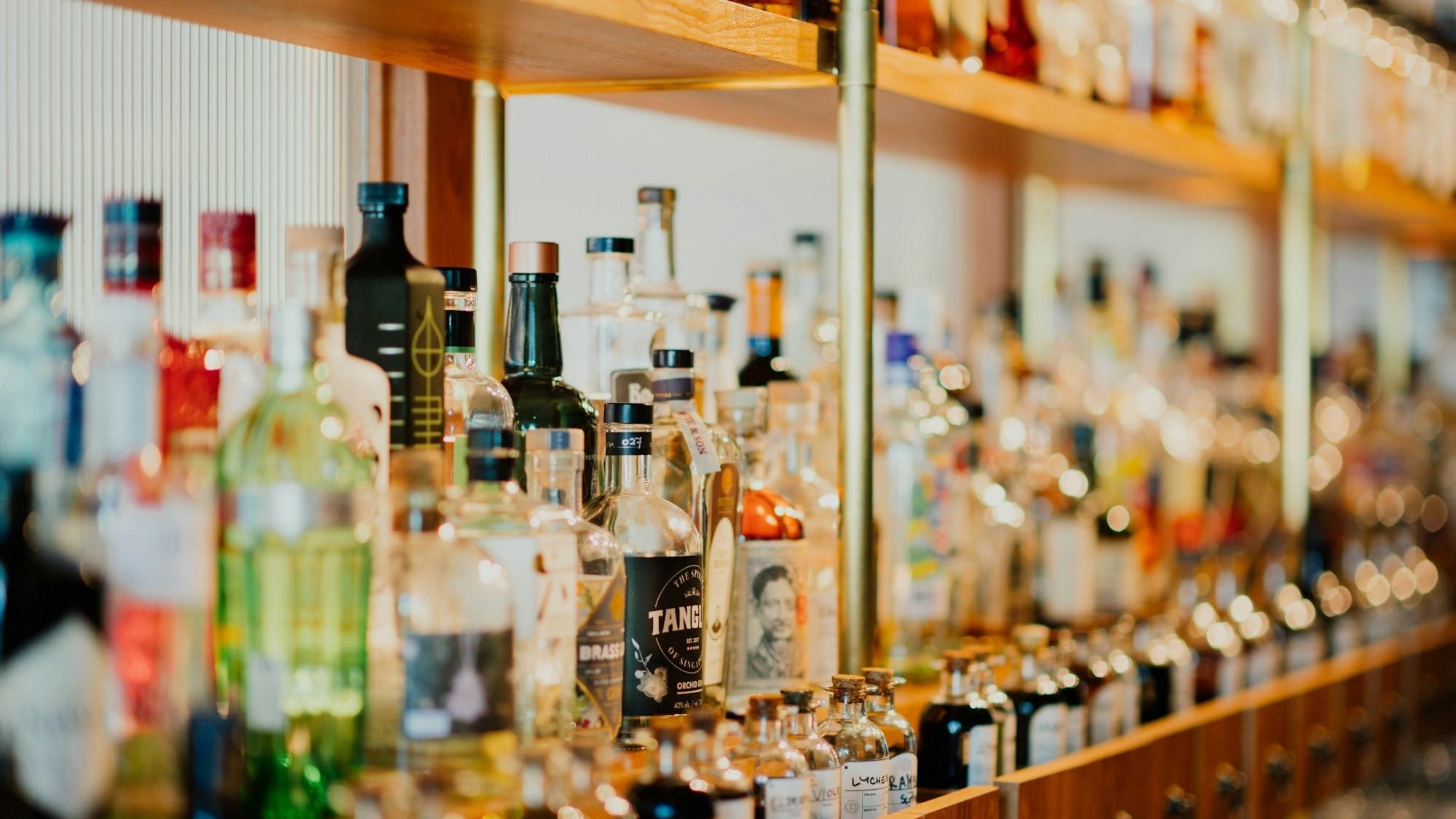 Налоговики КР в 2023 году изъяли из нелегального оборота 138 тысяч бутылок алкоголя