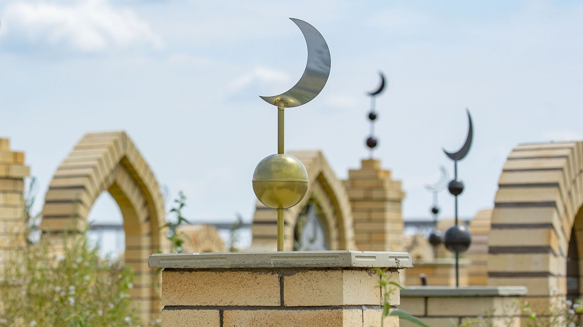 Глава пресс-службы президента КР призвал отказаться от установки памятников умершим