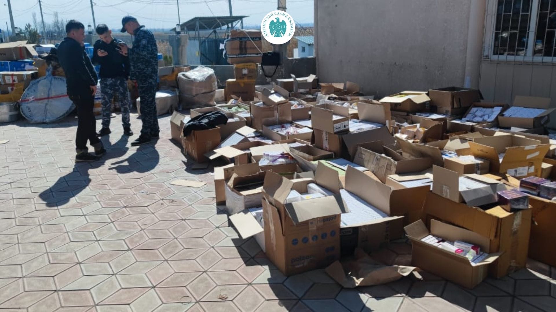 В Кыргызстан пытались незаконно ввезти лекарства, ткани и рыболовные снасти