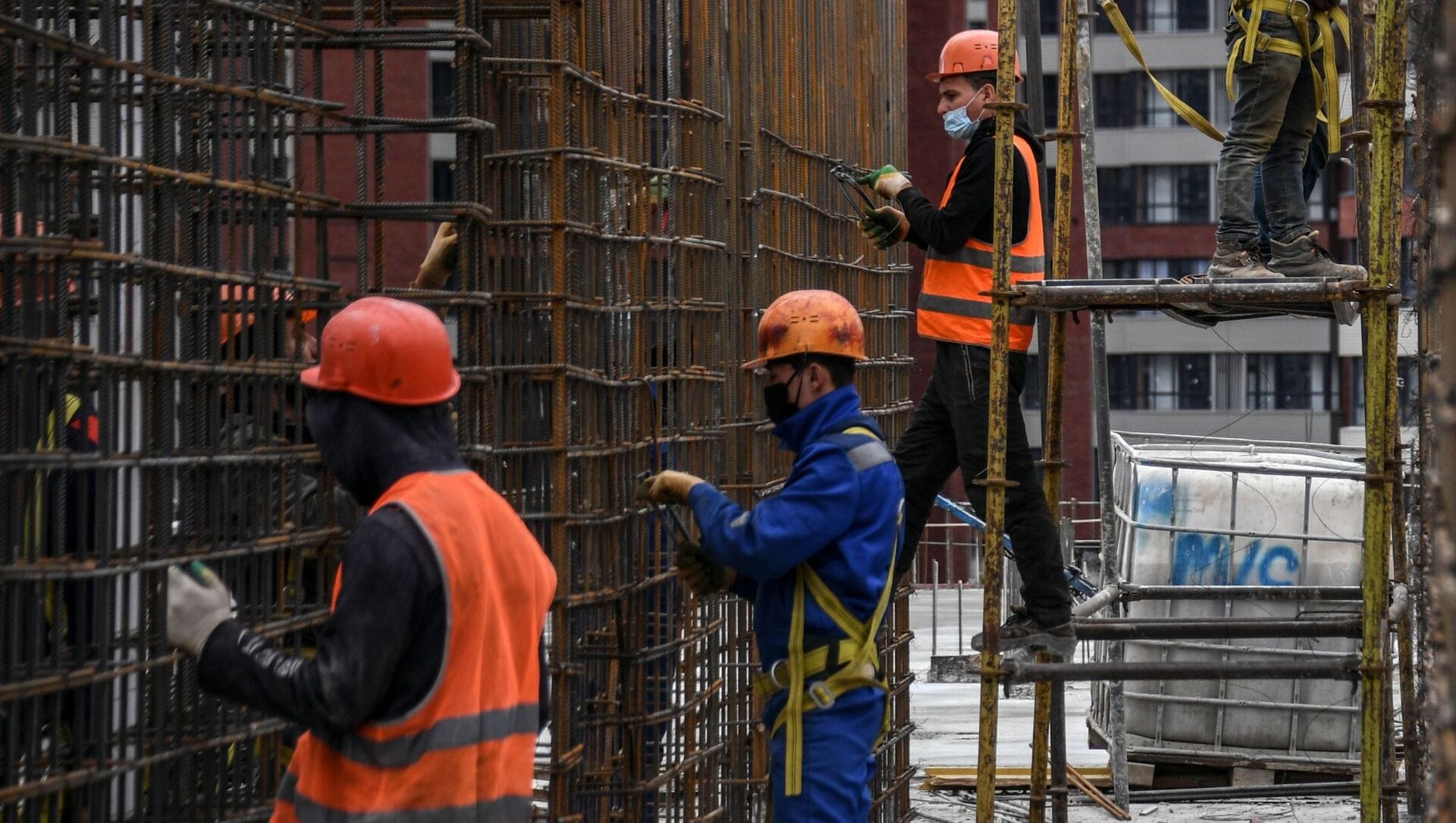 Кыргызстанцам за рубежом вернули невыплаченную зарплату на 345.6 тысячи сомов