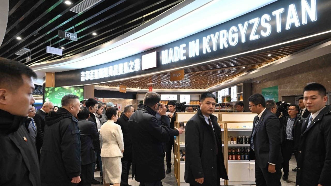 В СЭЗ «Кашгар» работает национальный павильон КР – какие товары там представлены?