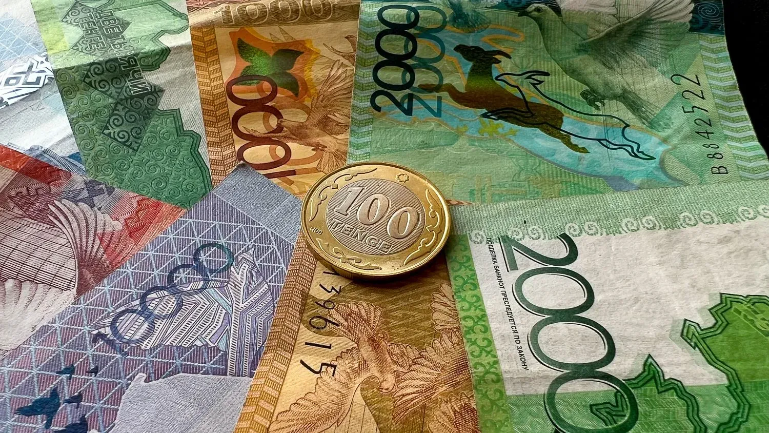 Тенге вновь вырос к сому до уровня 5 к 1 – официальные курсы валют