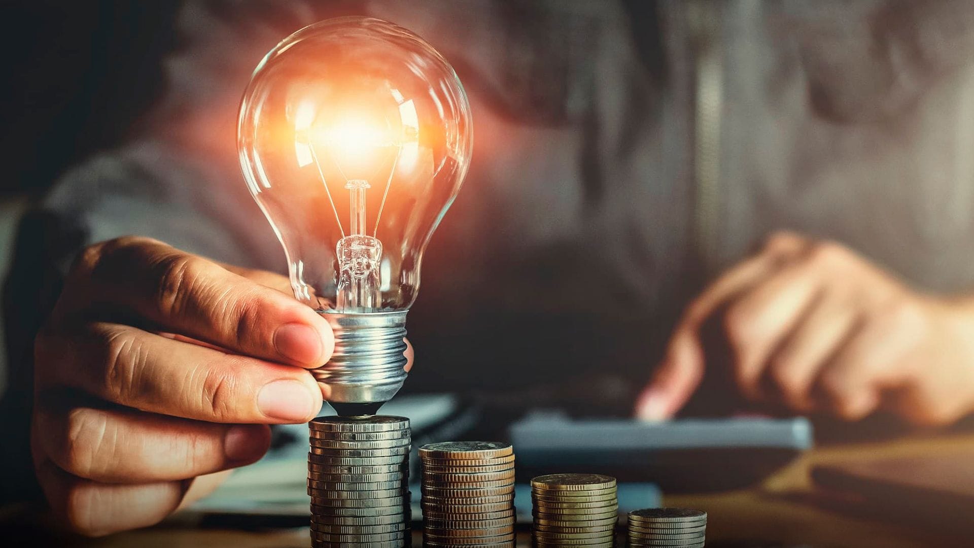 Кабмин КР предлагает поднять тарифы на свет в этом году на месяц раньше