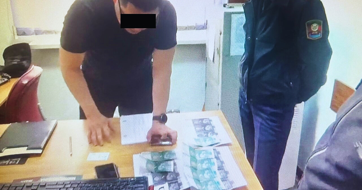 В Бишкеке задержали сотрудников ГУВД за вымогательство взятки