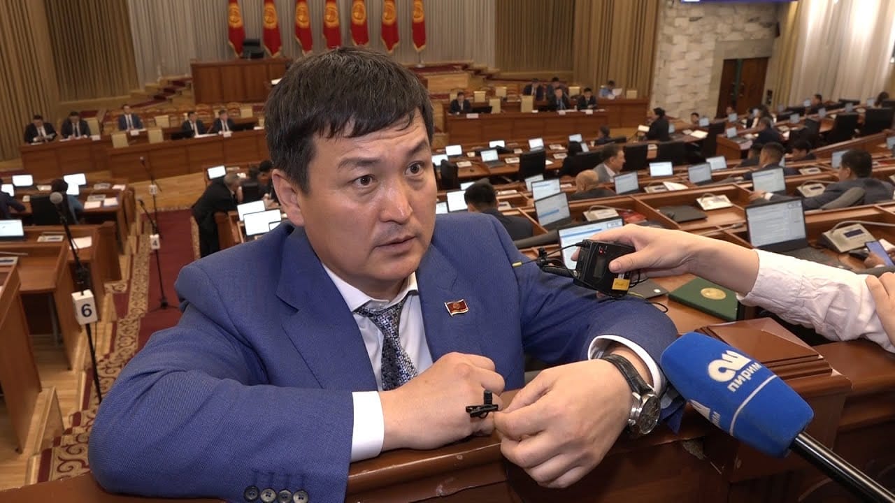 Еще один депутат ЖК Коргонбай уулу отказывается от мандата