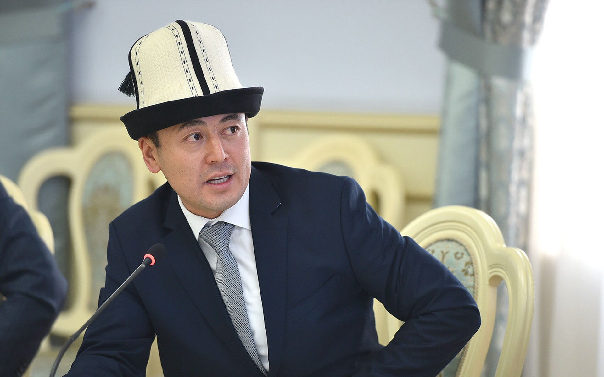 Депутатам ЖК не хватает зарплаты на месяц: Нуржигит Кадырбеков просит пересмотреть сроки оплаты комуслуг