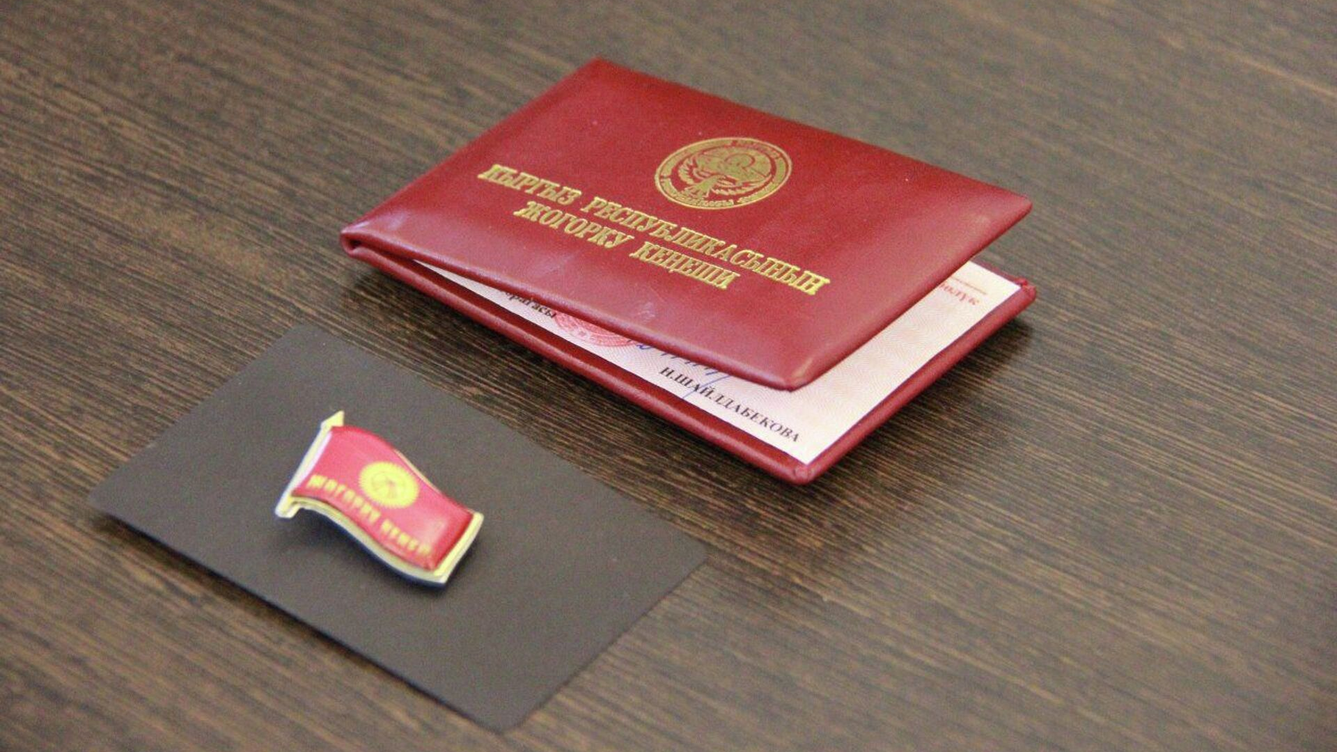 На три вакантных мандата в Жогорку Кенеше претендуют уже 42 кандидата