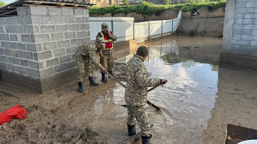 Селевыми потоками затопило трассу Ош – Раззаков