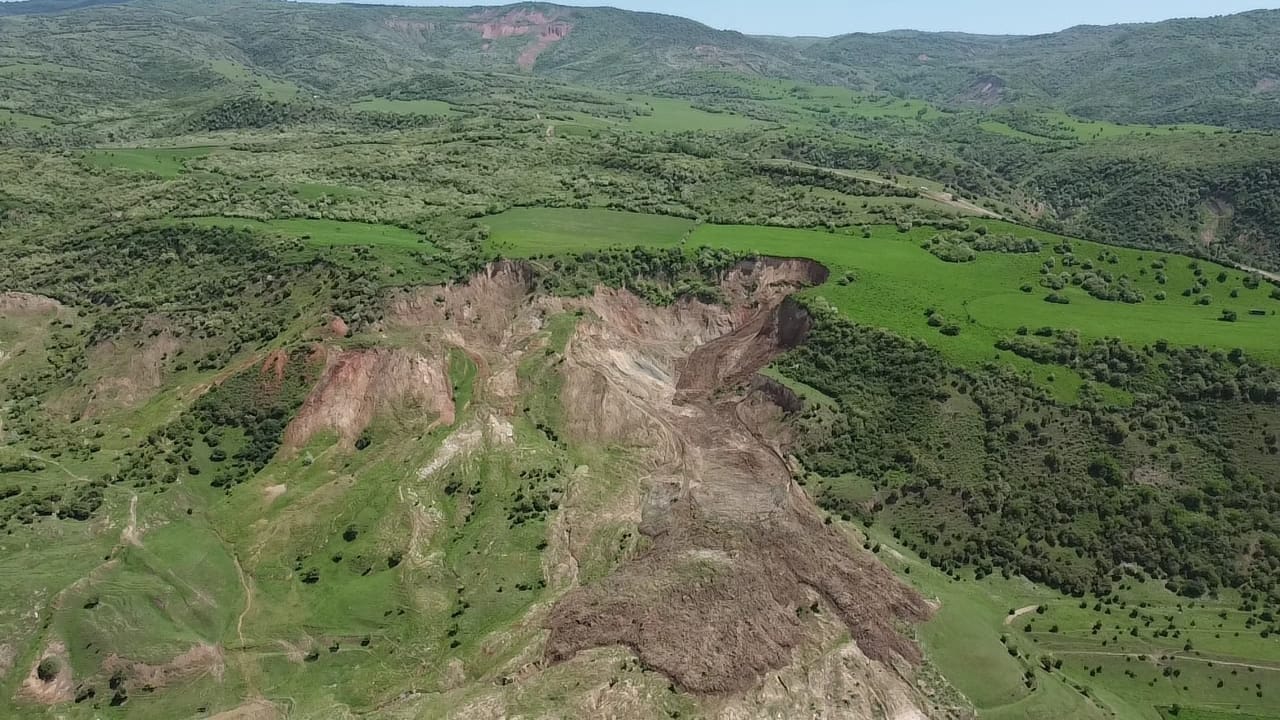 В Базар-Коргонском районе сошел оползень