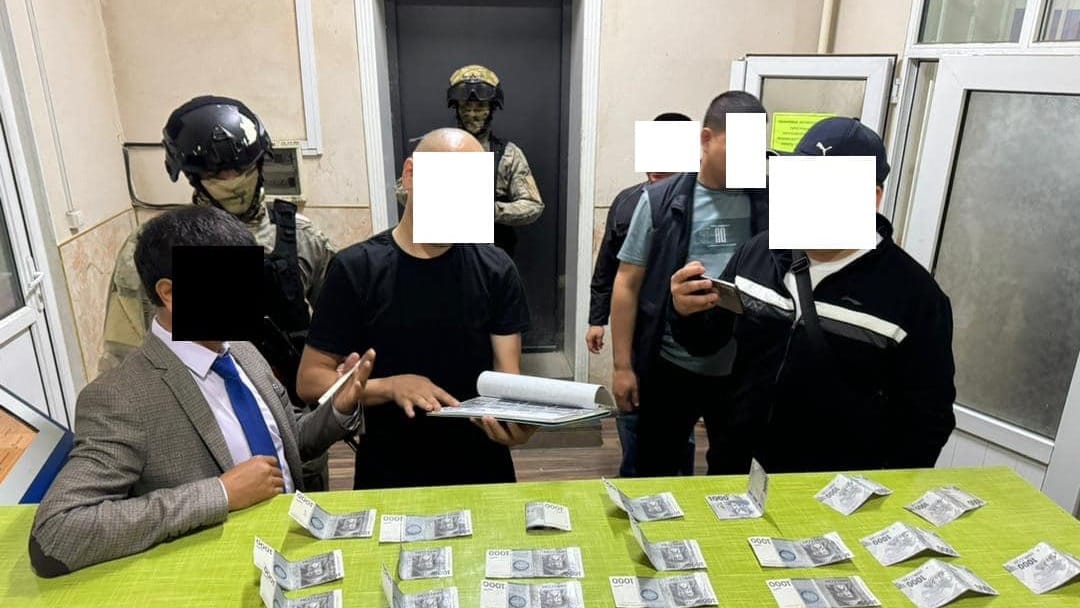 В Оше сотрудник госучреждения «Унаа» вымогал взятку за постановку автомобиля на учет