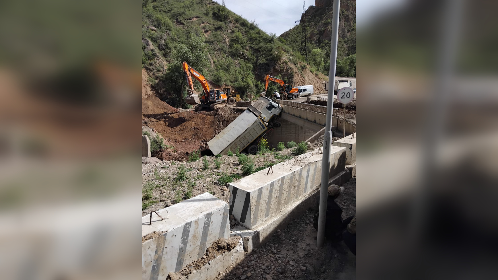 В Мин-Куше грузовик упал в реку: комиссия измерила радиационный фон и взяла пробы воды и почвы