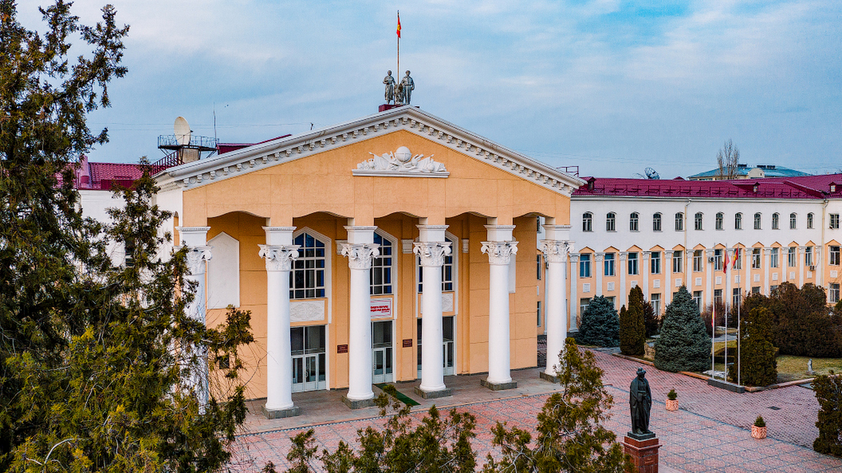 Вузы Кыргызстана смогут повышать цены на контрактное обучение – президент отменил мораторий