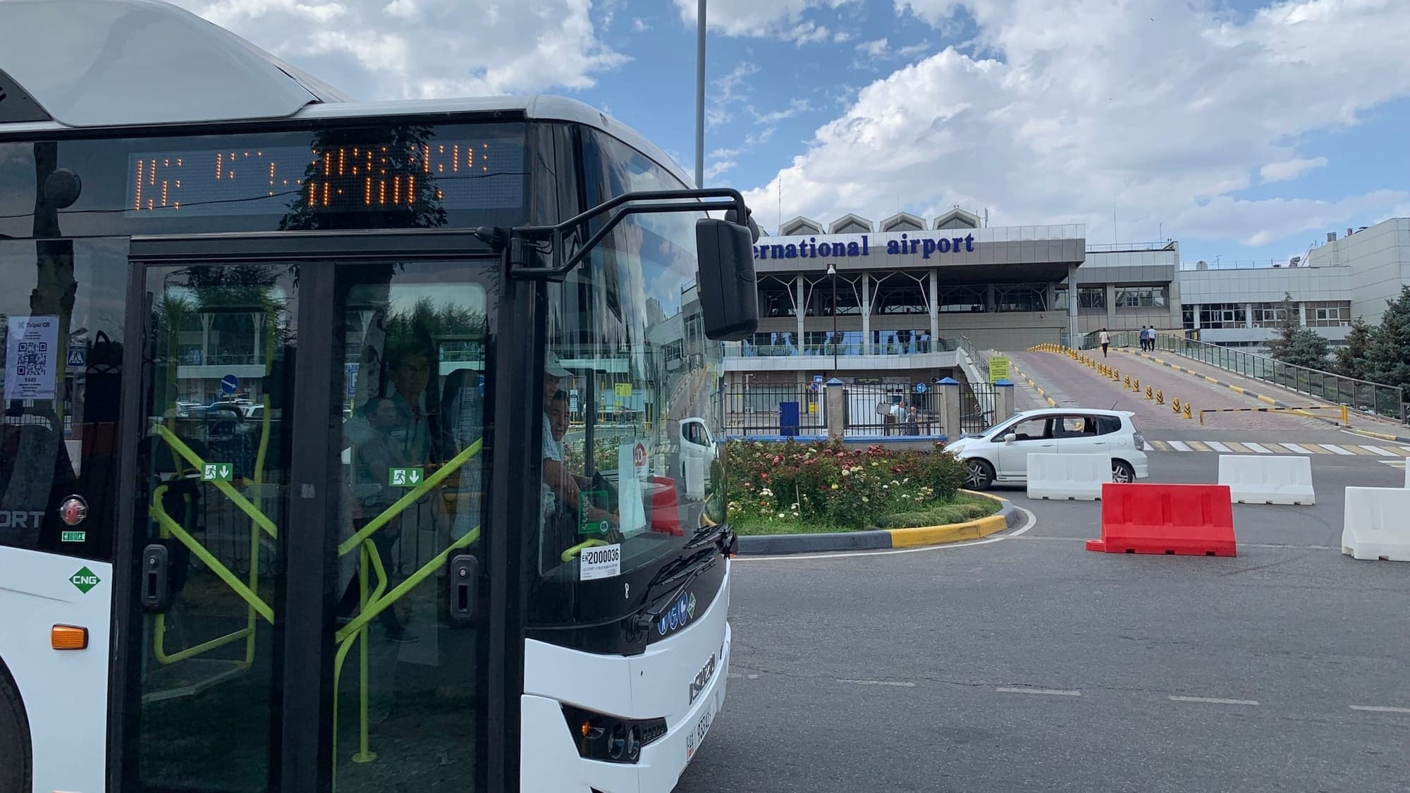 От 12-го микрорайона Бишкека до аэропорта «Манас» запустили экспресс-автобус