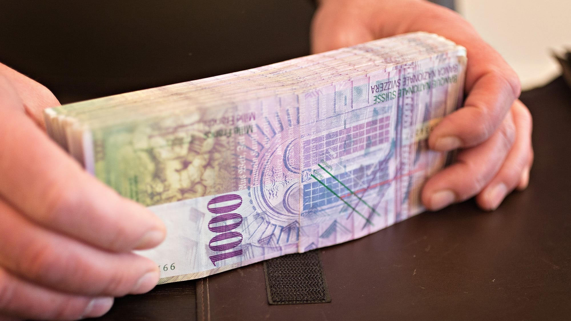 Кыргызстанец пытался незаконно вывезти в Россию почти 100 тысяч франков