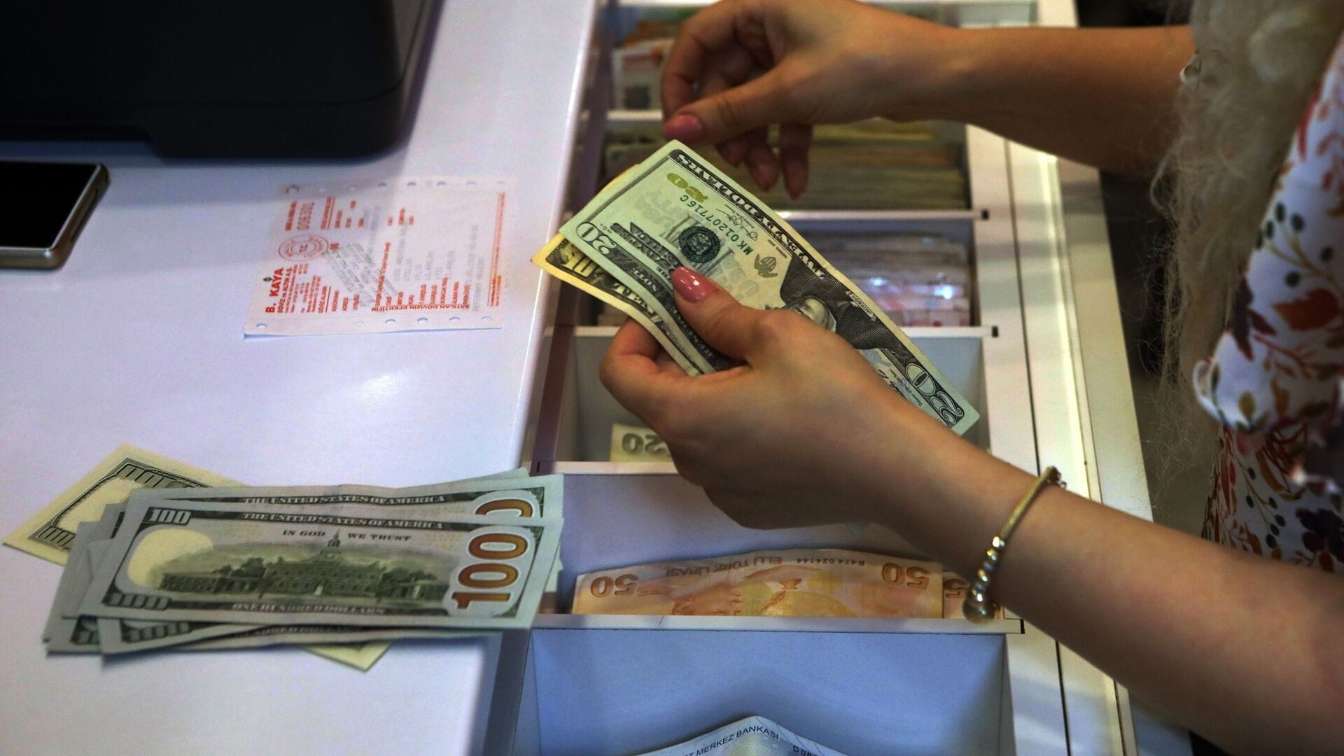 В Бишкеке за незаконный обмен валют оштрафовали шесть граждан