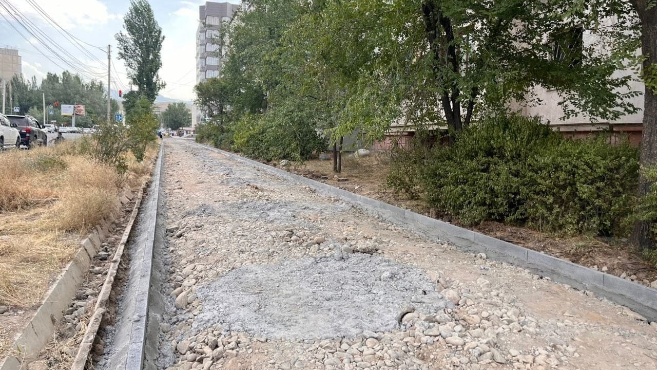 В Бишкеке на улице Жетикашкаевой проложат новый тротуар