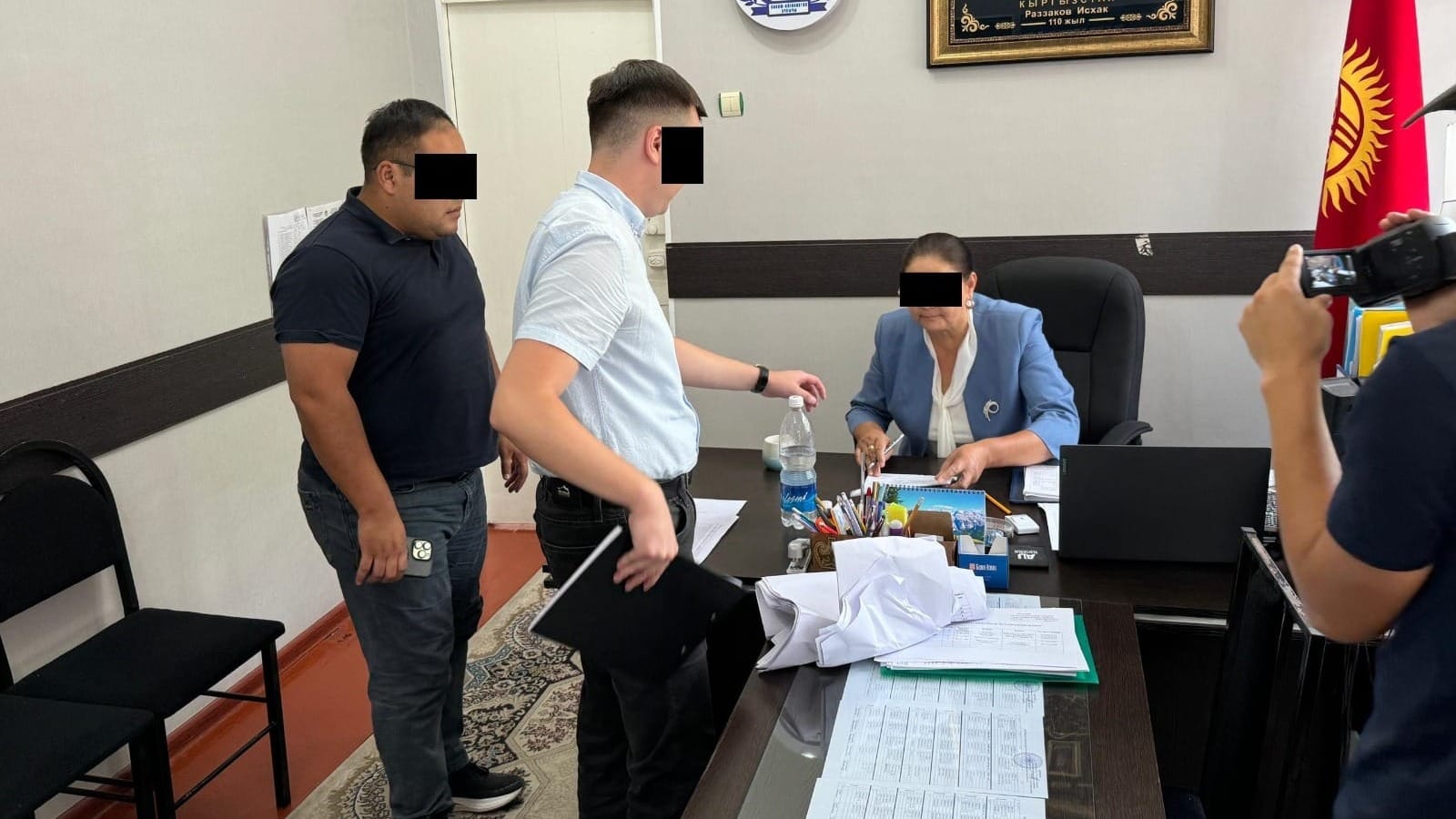 В Оше директор лицея вымогала деньги за зачисление ученика – ее задержали