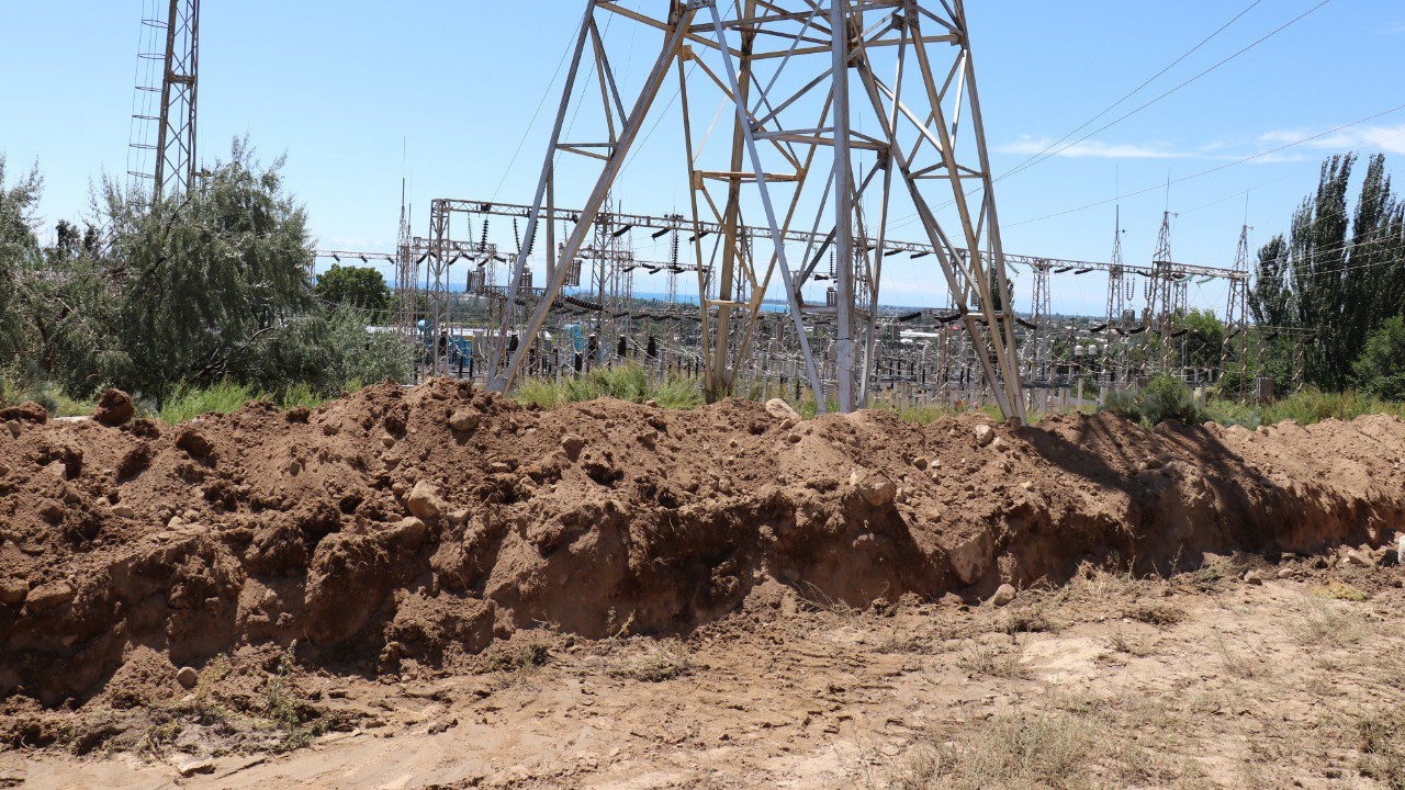 Подстанцию «Чолпон-Ата» очистили от песка и грязи – для будущей защиты прорыт канал