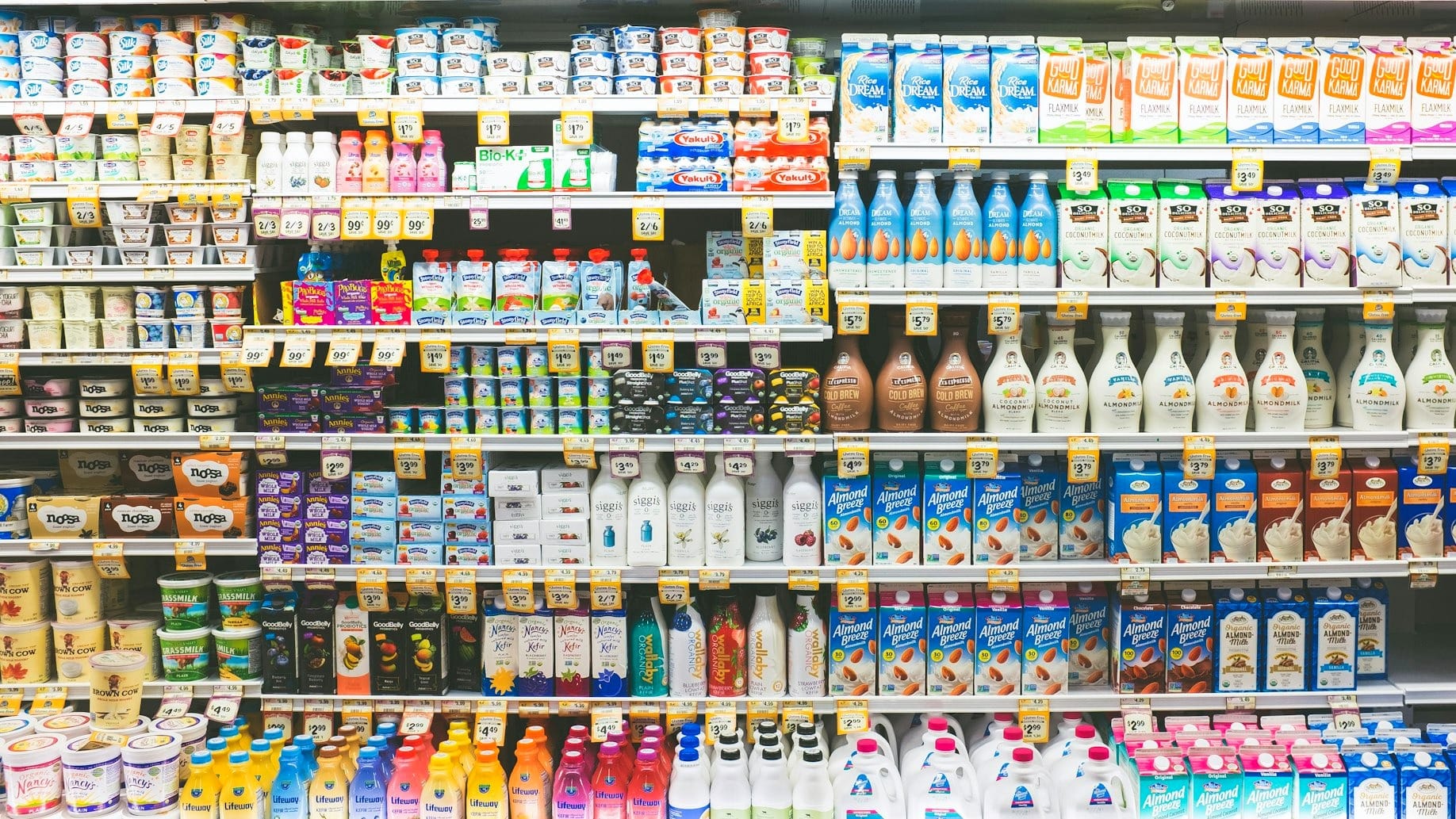В КР намерены ввести обязательное разделение молочных продуктов в магазинах
