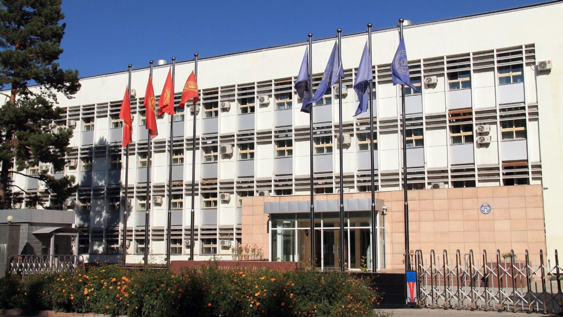 МИД Кыргызстана утвердил новые стандарты на консульские услуги