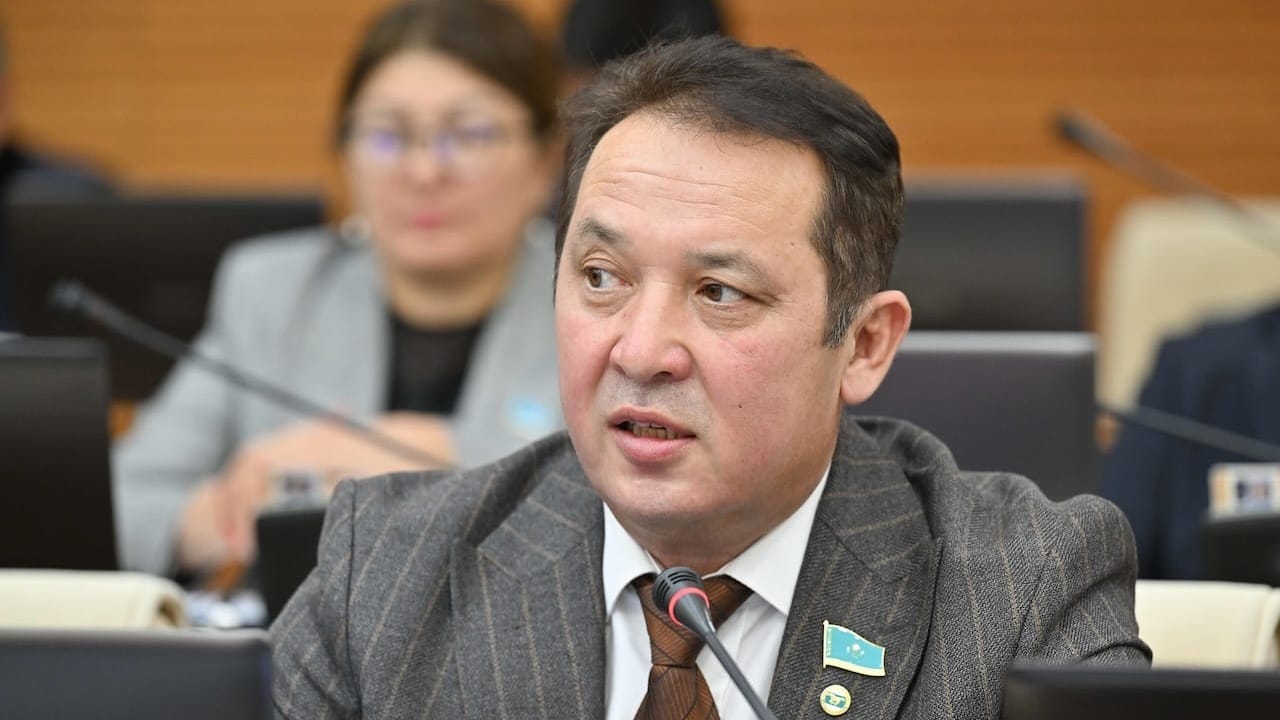 В Казахстане депутата лишили мандата из-за обвинений в домогательствах