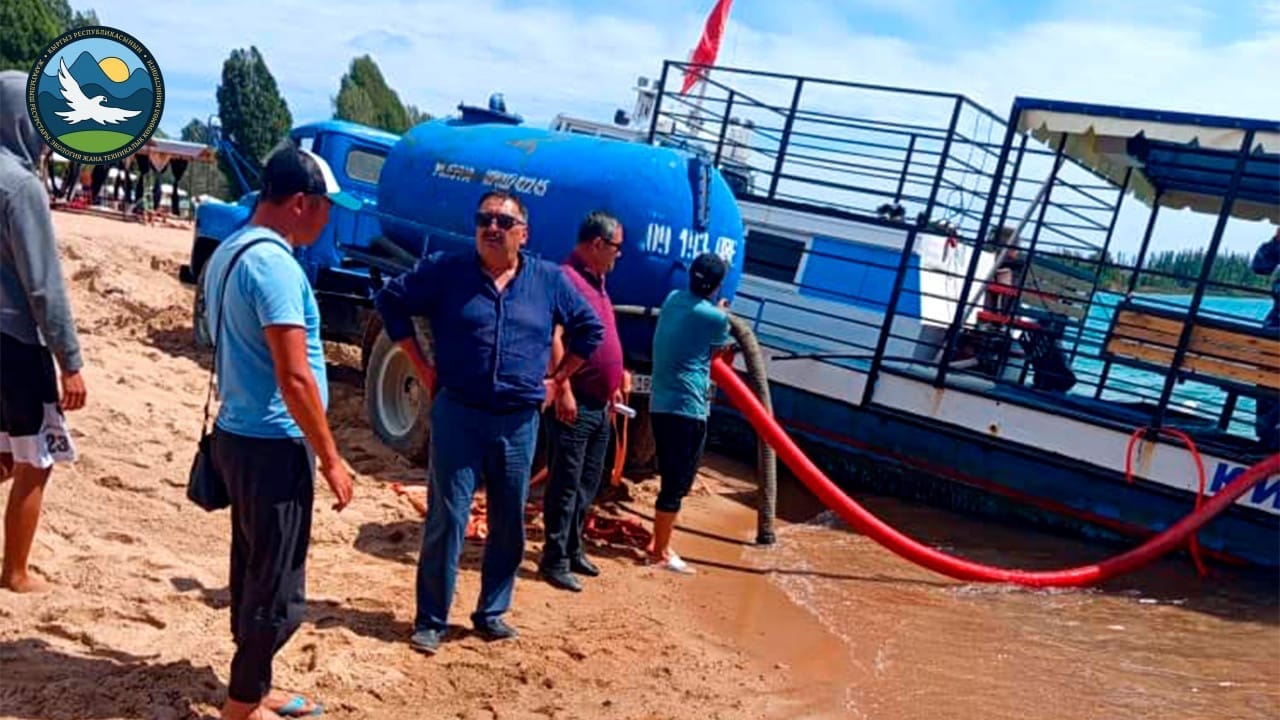 На Иссык-Куле затонувший теплоход стал причиной утечки нефти в озеро