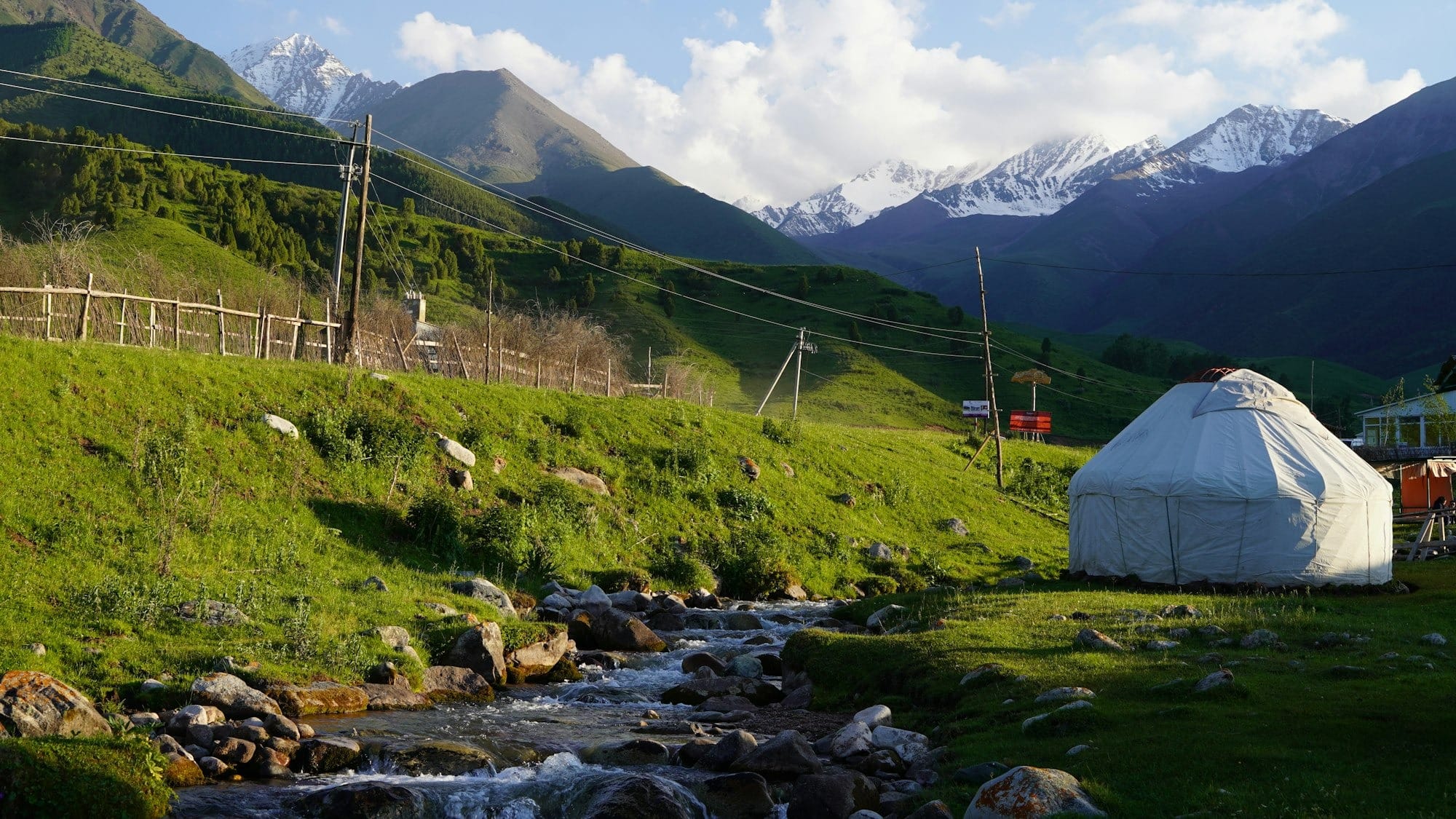 Как жители КР оценивают экономику, цены на продукты и устойчивость сома? Опрос Freedom Finance Global