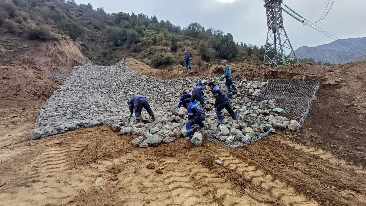 Для защиты от лавин укрепили опоры важной ЛЭП, соединяющей юг и север Кыргызстана