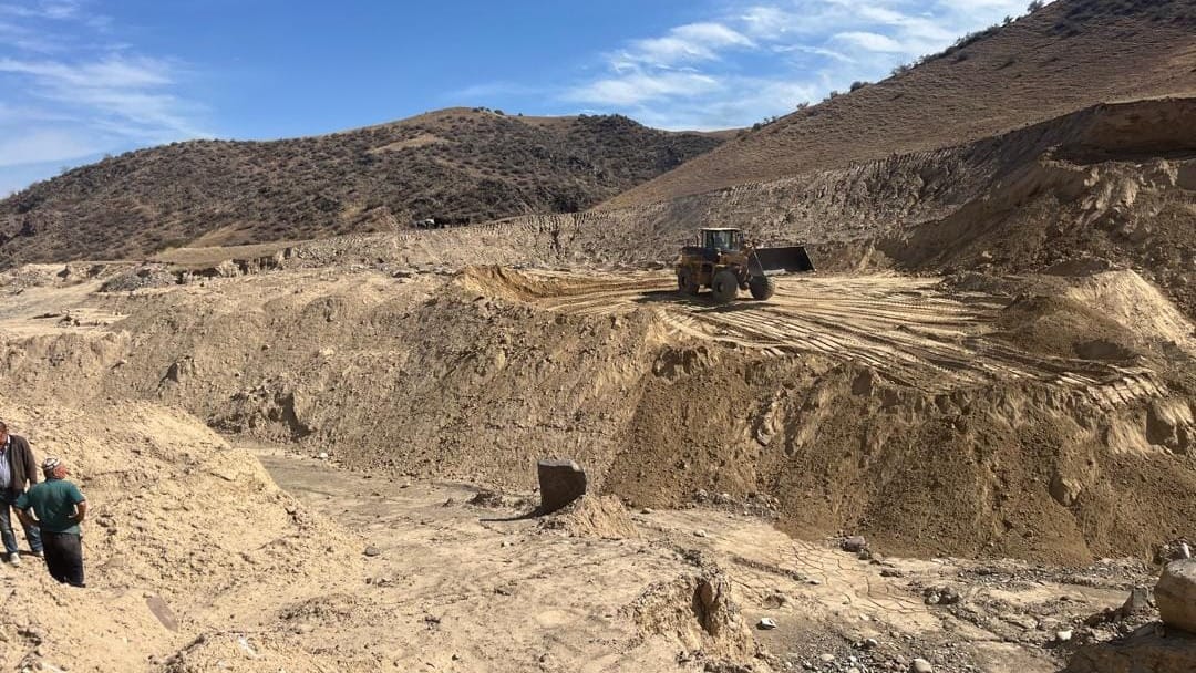 В Ала-Буке местный житель вместо добычи золота раскопал пастбища – его оштрафовали