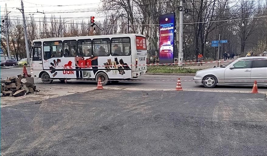 В Бишкеке восстановили дорогу на пересечении Чуй и 7 апреля после прорыва трубы