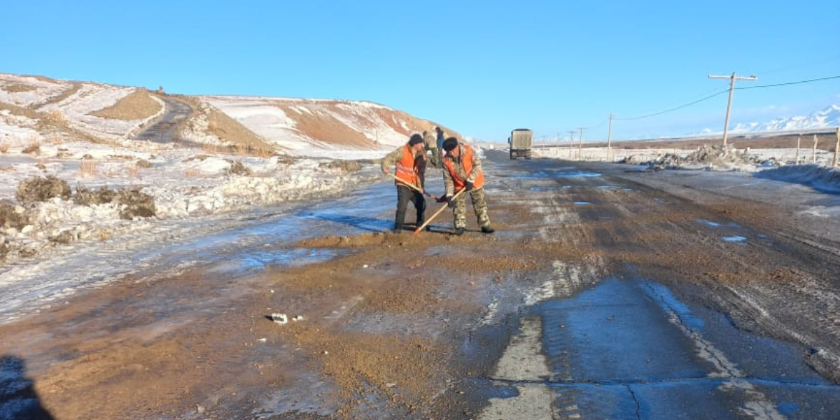 На перевалах и горных участках дорог организовано круглосуточное дежурство спецтехники