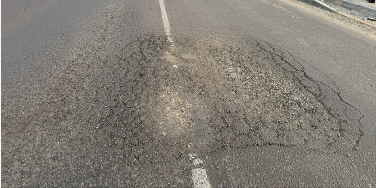 В Бишкеке подрядчики за свой счет восстановят асфальт на улице Ауэзова