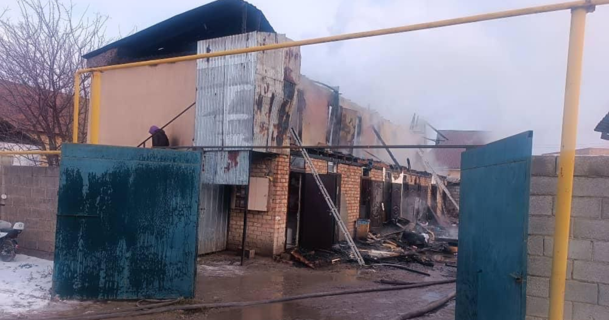 В одном из жилмассивов Бишкека произошел пожар – пострадали 16 семей