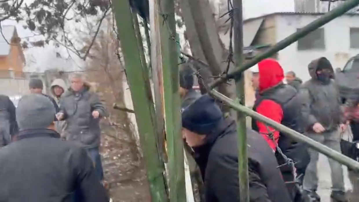 В Бишкеке владельцы гаражей устроили потасовку с сотрудниками мэрии – их пытались облить бензином