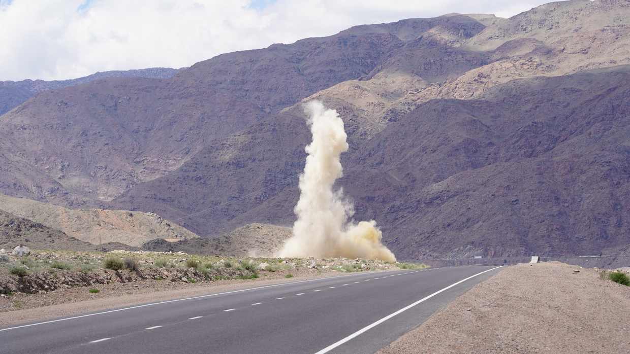 На участке дороги Балыкчы-Кочкор ведутся взрывные работы