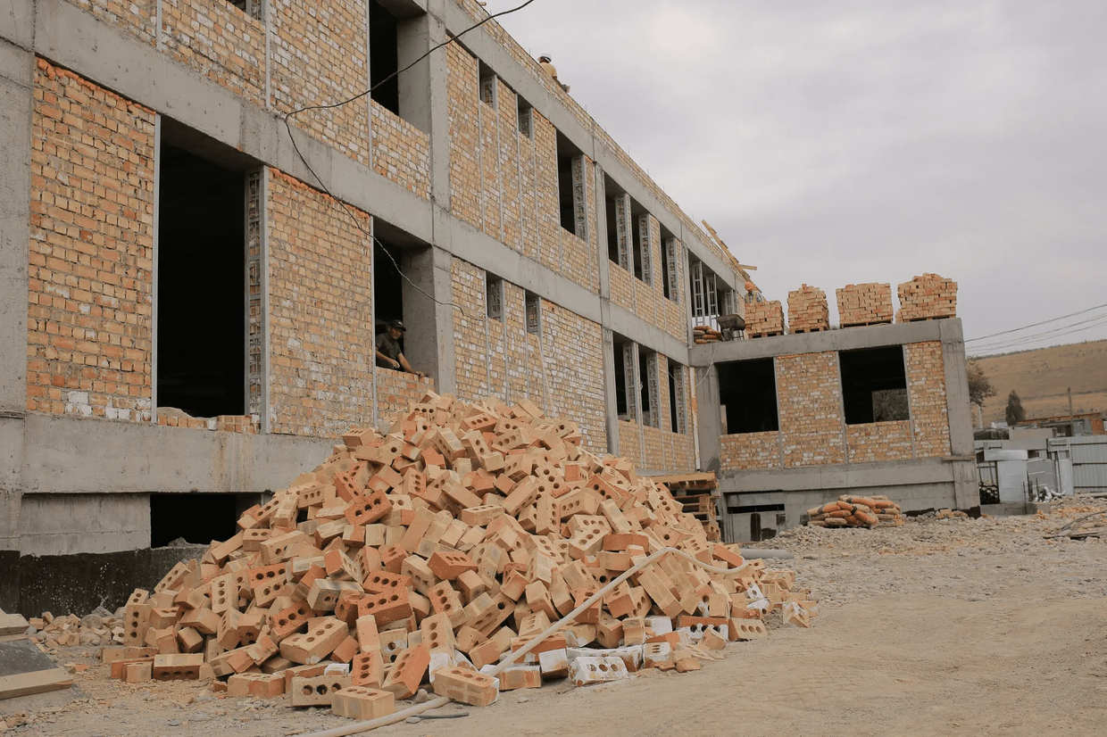 С начала года Госстрой построил и отремонтировал объекты на 11.6 млрд сомов